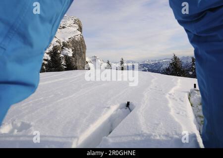Vue à travers les pantalons de ski dans les montagnes enneigées, visite de ski à Steinplatte, Reit im Winkl, Chiemgau, haute-Bavière, Bavière, Allemagne, Europe Banque D'Images