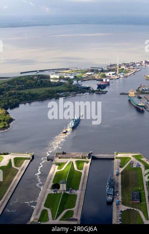 Prise de vue aérienne d'un navire de guerre dans le port naval de Wilhelmshaven, Basse-Saxe, Allemagne Banque D'Images