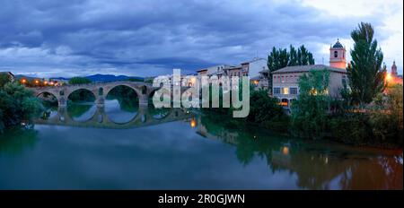 Pont en pierre sur la rivière Rio Arga dans la soirée, Puente la Reina, Navarre, Espagne Banque D'Images