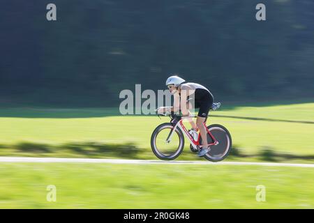 Cycliste masculin avec roue à disque sur la route près de Munsing, haute-Bavière, Allemagne Banque D'Images