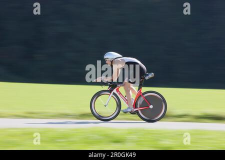 Cycliste masculin avec roue à disque sur la route près de Munsing, haute-Bavière, Allemagne Banque D'Images