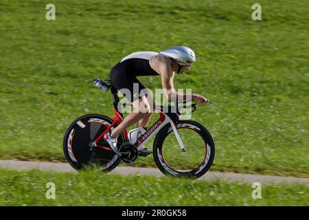 Cycliste masculin avec roue à disque sur la route près de Munsing, haute-Bavière, Allemagne Banque D'Images