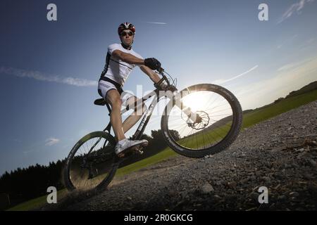 Homme VTT sur piste de terre près de Munsing, haute-bavière, Allemagne Banque D'Images