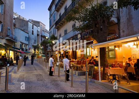 rue avec restaurants dans la vieille ville de Bonifacio au crépuscule, côte sud, Corse, France, Europe Banque D'Images