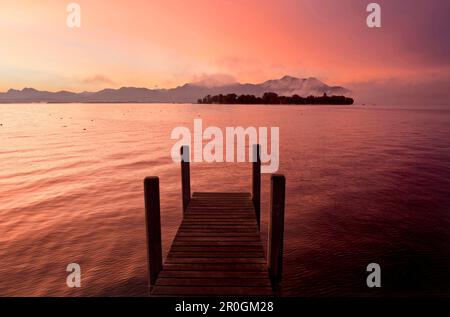 Dans l'humeur du matin Gstadt avec vue sur Fraueninsel, Chiemsee, Chiemgau, Haute-Bavière, Bavière, Allemagne Banque D'Images