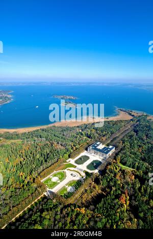 Vue aérienne de l'île Herrenchiemsee, château Herrenchiemsee, lac Chiemsee, Chiemgau, haute-Bavière, Bavière, Allemagne Banque D'Images