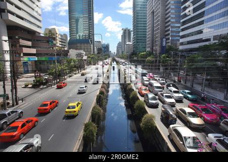 Trafic dans le quartier de Sathon, Bangkok, Thaïlande, Asie Banque D'Images