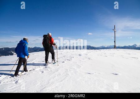 Snoeshoe randonneurs sur le sommet de Zwiesel, Alpes près de Bad Tölz, haute-Bavière, Allemagne, Europe, Europe Banque D'Images