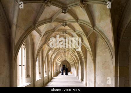 Moines au cloître au monastère de Bebenhausen, Bebenhausen, Tübingen, Bade-Wurtemberg, Allemagne, Europe Banque D'Images