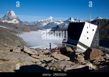 Vue sur Monte-Rosa-Hut et le glacier Gorner en début de matinée brouillard à Matterhorn, Zermatt, canton du Valais, Suisse, sentier audio myclimate Banque D'Images