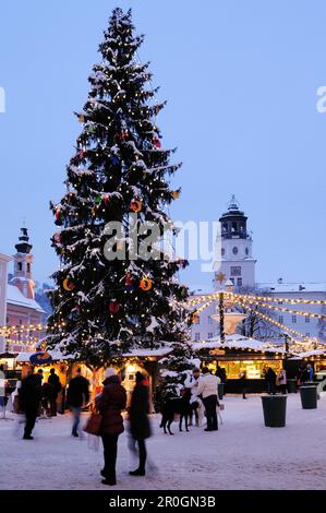 Marché de Noël au soir, marché de Noël de Salzbourg, site classé au Patrimoine Mondial de Salzbourg, Salzbourg, Autriche, Europe Banque D'Images
