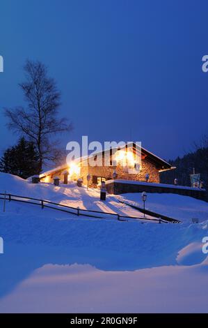 Allumé en cabane sur la colline couverte de neige, Albert-Link-Huette, Spitzing, Alpes bavaroises, Upper Bavaria, Bavaria, Germany, Europe Banque D'Images