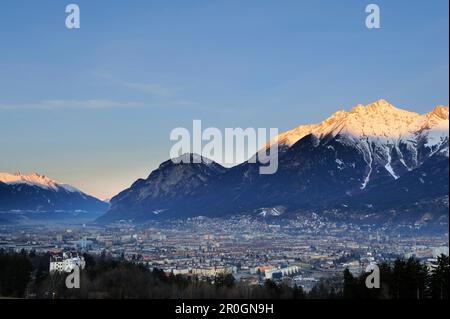 Innsbruck avec alpenglow au nord de Karwendel en arrière-plan, Innsbruck, Tyrol, Autriche, Europe Banque D'Images