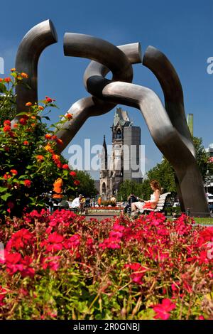 Fleurs et sculpture « Berlin » dans la Tauentzienstraße, l'église du souvenir Kaiser Wilhelm en arrière-plan, Berlin, Allemagne Banque D'Images