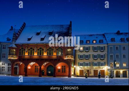 Grand magasin historique en hiver, vieille ville de Freiburg im Breisgau, Forêt-Noire, Bade-Wurtemberg, Allemagne Banque D'Images