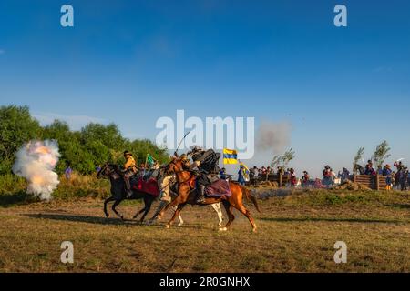 Gniew, Pologne, août 2020 Hussar polonais à la poursuite du guerrier suédois, luttant sur le champ de bataille. Reconstitution historique de la bataille de Gniew, guerre suédoise polonaise Banque D'Images