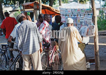 Les gens en face de kiosque au marché Darajani, Stonetown, Zanzibar City, Zanzibar, Tanzania, Africa Banque D'Images