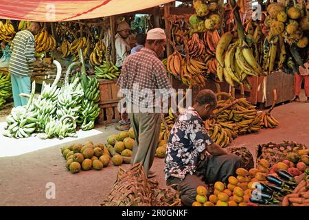 Les gens à la fruit stand au marché Darajani, Stonetown, Zanzibar City, Zanzibar, Tanzania, Africa Banque D'Images