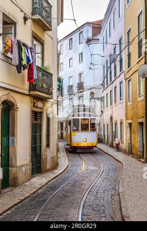 Lisbonne, Portugal - 29 avril 2023 : célèbre tramway jaune dans le quartier d'Alfama, Lisbonne, Portugal Banque D'Images