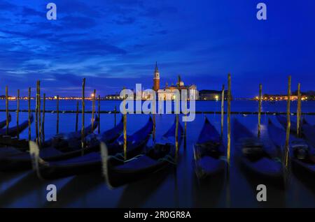 Gondoles, San Marco, vue de Piazzetta à San Giorgio Maggiore, Venise, Italie Banque D'Images