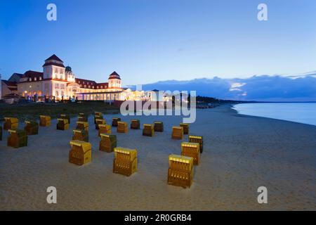 Vue sur la plage sur l'hôtel Spa en soirée, station balnéaire de Binz, île de Ruegen, Mer Baltique, Mecklembourg-Poméranie occidentale, Allemagne, Europe Banque D'Images