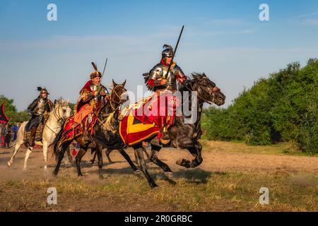 Gniew, Pologne, août 2020 Castellan et ses Hussars, cavalerie lourde, galopant avec des épées. Reconstitution historique de la bataille de Gniew en Pologne et en Suède Banque D'Images