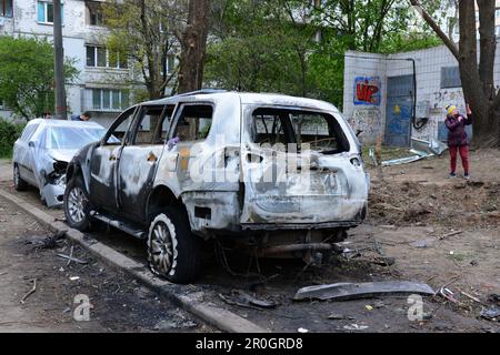 Kiev, Ukraine. 08th mai 2023. Des voitures détruites après que les restes d'un tir de drone russe ont explosé près d'un immeuble résidentiel à Kiev. La scène après l'explosion de l'épave d'un drone russe abattu près d'un immeuble résidentiel de Kiev sur 8 mai 2023, dans le contexte de l'invasion russe de l'Ukraine. - Le commandement aérien de l'Ukraine a déclaré que les 35 drones russes lancés dans la ville avaient été détectés et abattus, tandis que l'administration militaire locale a déclaré qu'au moins cinq personnes avaient été blessées et que des débris avaient causé des dégâts dans plusieurs zones. Crédit : SOPA Images Limited/Alamy Live News Banque D'Images