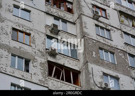 Kiev, Ukraine. 08th mai 2023. La vue d’un bâtiment endommagé après une attaque de nuit par l’Iran russe a fait des drones à Kiev. La scène après l'explosion de l'épave d'un drone russe abattu près d'un immeuble résidentiel de Kiev sur 8 mai 2023, dans le contexte de l'invasion russe de l'Ukraine. - Le commandement aérien de l'Ukraine a déclaré que les 35 drones russes lancés dans la ville avaient été détectés et abattus, tandis que l'administration militaire locale a déclaré qu'au moins cinq personnes avaient été blessées et que des débris avaient causé des dégâts dans plusieurs zones. Crédit : SOPA Images Limited/Alamy Live News Banque D'Images