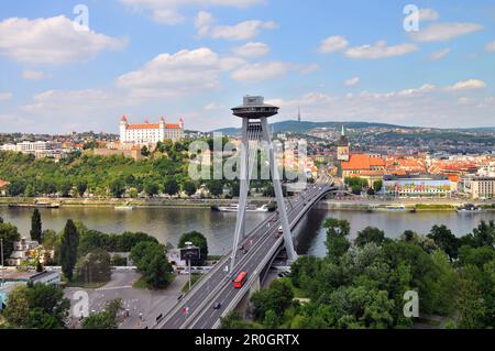 Vue sur le château et le pont Novy Most sur le Danube, Bratislava, Slovaquie, Europe Banque D'Images