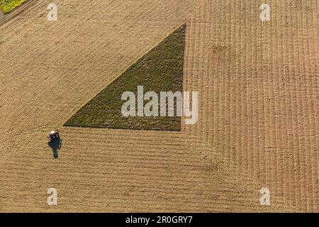 Vue aérienne du tracteur sur un champ, Eifel, Rhénanie Palatinat, Allemagne, Europe Banque D'Images
