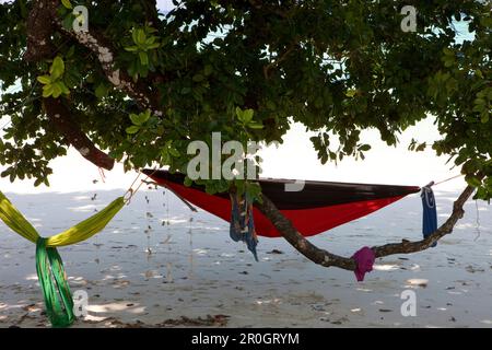 Hamacs et mobiles en morceaux de corail à la plage de Hat Mai Ngam, au parc national de l'île de Surin Maritim, à la mer d'Andaman, en Thaïlande Banque D'Images