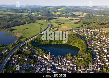 Vue aérienne d'Ulmener Maar avec l'autoroute A8, Ulmen, district rural de Daun, Eifel, Rhénanie Palatinat, Allemagne, Europe Banque D'Images