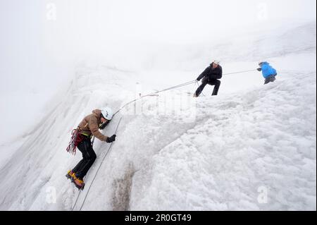 Sauvetage de la crevasse par une équipe de cordes, glacier de Taschachferner, Alpes d'Oetztal, Tyrol, Autriche Banque D'Images