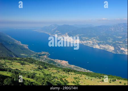 Vue sur le lac de Garde avec Malcesine et la chaîne de montagnes du lac de Garde, Monte Baldo, Trentin-Haut-Adige/Suedtirol, Italie Banque D'Images