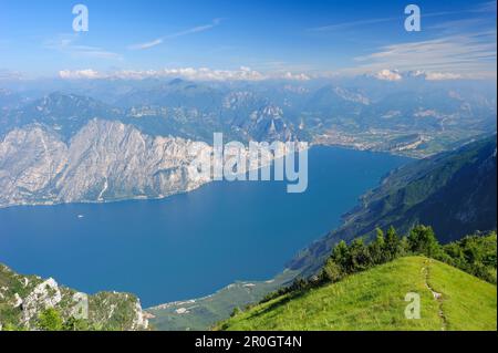 Vue sur le lac de Garde jusqu'à Riva et la chaîne de montagnes du lac de Garde, Monte Baldo, Trentin-Haut-Adige/Suedtirol, Italie Banque D'Images