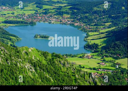 Vue sur le lac Schliersee avec l'île de Woerth, Schliersee, Brecherspitz, Mangfall Mountains, Prealps bavarois, Haute-Bavière, Allemagne Banque D'Images