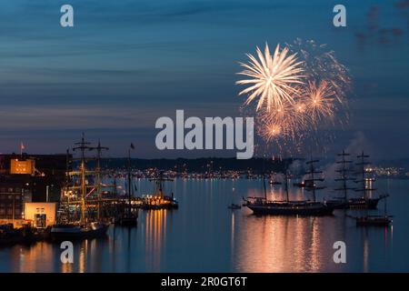 Feux d'artifice et voiliers au festival Kieler Woche, vue du navire de croisière MS Deutschland, Kiel, Schleswig-Holstein, Allemagne Banque D'Images