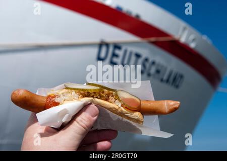 POLSER hot dog, bienvenue pour les passagers sur le navire de croisière MS Deutschland (Reederei Peter Deilmann), Aalborg, Jutland du Nord, Danemark Banque D'Images