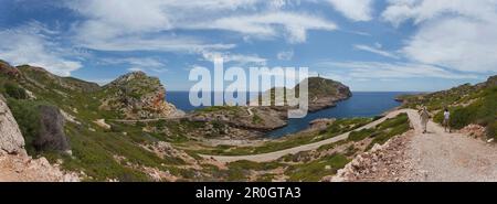 Zone côtière sous ciel nuageux, Punta de Anciola, île de Cabrera, Iles Baléares, Espagne, Europe Banque D'Images