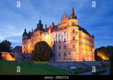 Château Renaissance illuminé dans la soirée, Guestrow, Mecklembourg suisse, Mecklembourg-Poméranie occidentale, Allemagne, Europe Banque D'Images