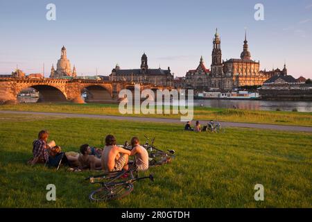 Vue Canaletto, vue sur l'Elbe jusqu'au pont Augustus, Frauenkirche, Staendehaus, Hofkirche et château de Dresde dans la lumière du soir, Dresde, sa Banque D'Images