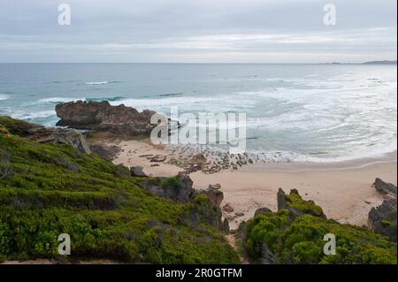 Plage et rochers sous ciel nuageux, Brenton sur rochers, Garden route, Afrique du Sud Banque D'Images