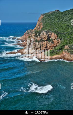 Falaises au bord de la mer, les têtes, le lagon de Knysna, Garden route, Afrique du Sud Banque D'Images