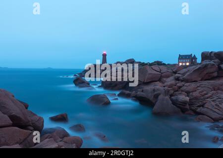 Leuchtturm près de Ploumanach, côte de granit rose, Perros-Guirec, Côtes-d'Armor, Bretagne, France Banque D'Images