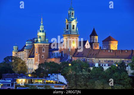 Le palais royal de Wawel dans la soirée, Cracovie, Pologne, Europe Banque D'Images