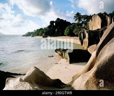 Plage la plus célèbre au monde Anse Source d'argent avec ses roches granitiques, sud-ouest de la Digue, la Digue et îles intérieures, République des Seychelles, Ind Banque D'Images