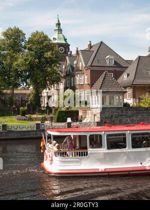 Bateau à vapeur sur l'Alster Alster en face de Saint Johannis Abbaye, ville hanséatique de Hambourg, Allemagne Banque D'Images