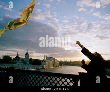 Vol d'un cerf-volant sur le pont de Moskva au coucher du soleil, vue sur le Kremlin, Moscou, Russie, Europe Banque D'Images