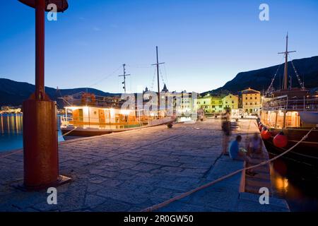 Bateaux au port au crépuscule, Baska, golfe de Kvarner, île de Krk, Istrie, Croatie, Europe Banque D'Images