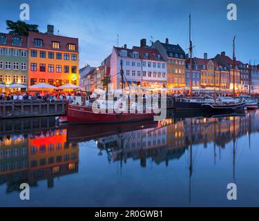 Cafés et restaurants de Nyhavn dans la soirée la lumière, Copenhague, Danemark Banque D'Images